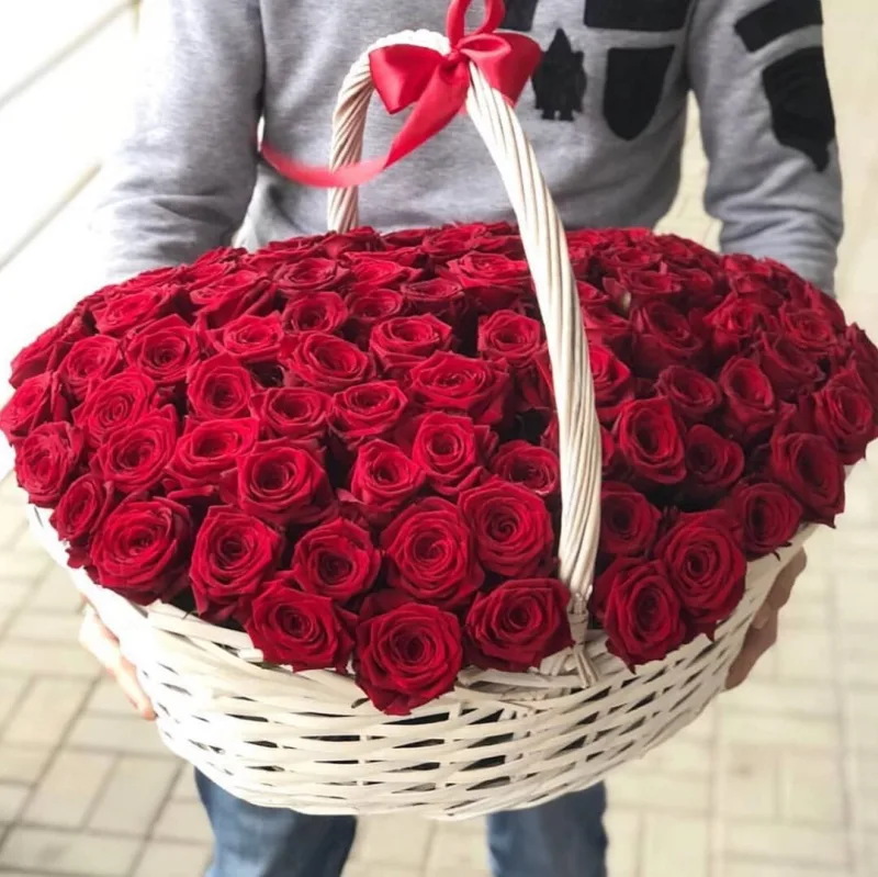 101 роза в корзине