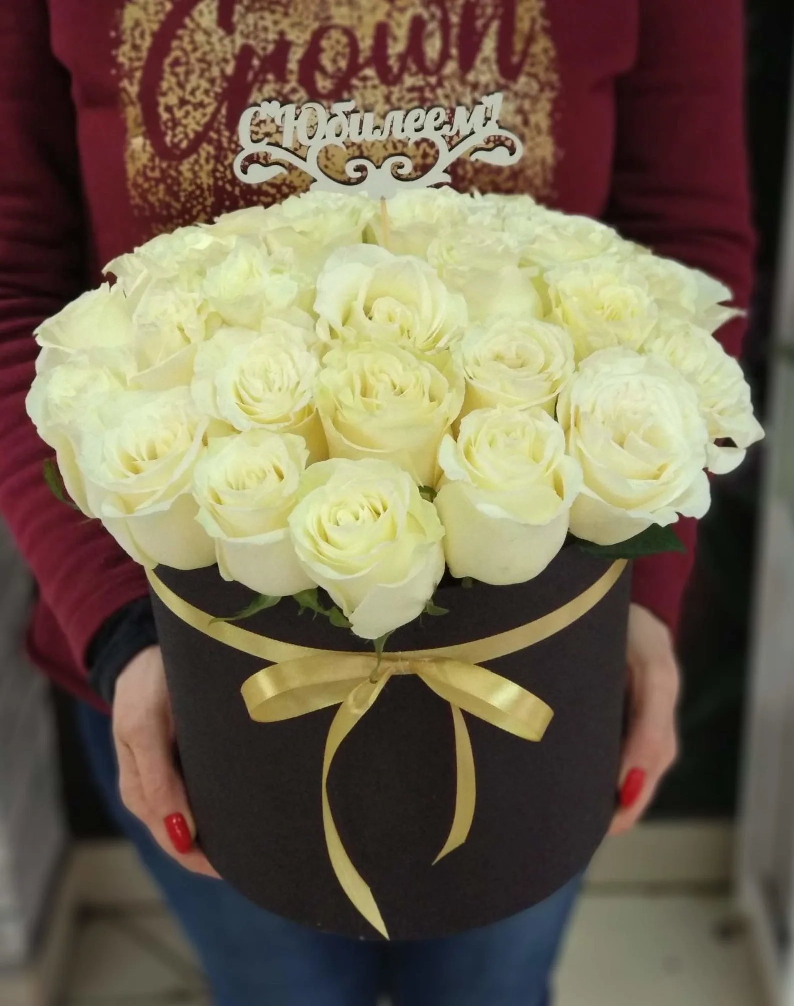 25 роз сорта "Мондиаль" в шляпной коробке