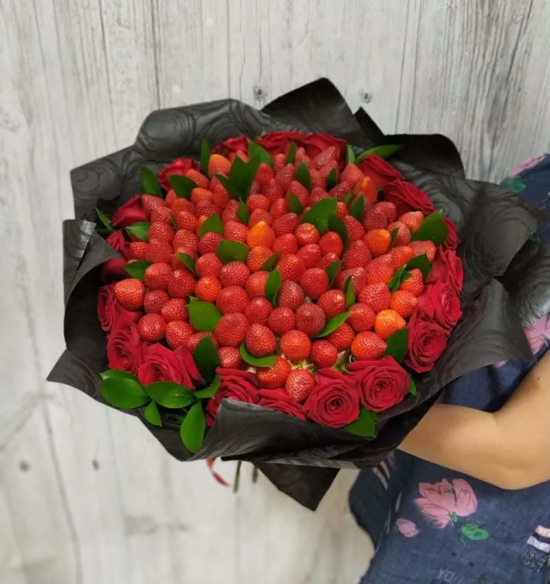 Букет из 101 клубники и роз