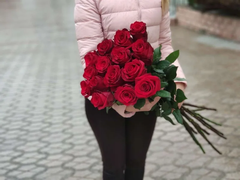 Букет из 15 красных роз 70 см