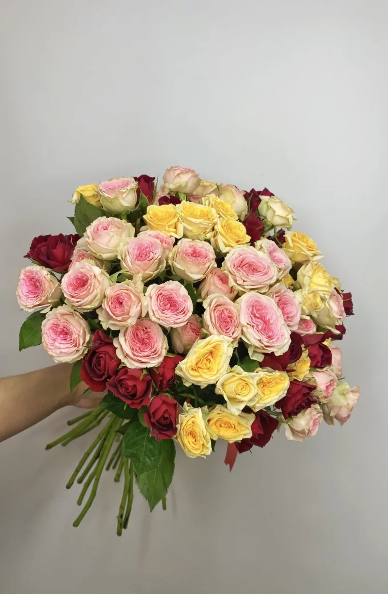 Букет из 25 кустовых роз 40 см