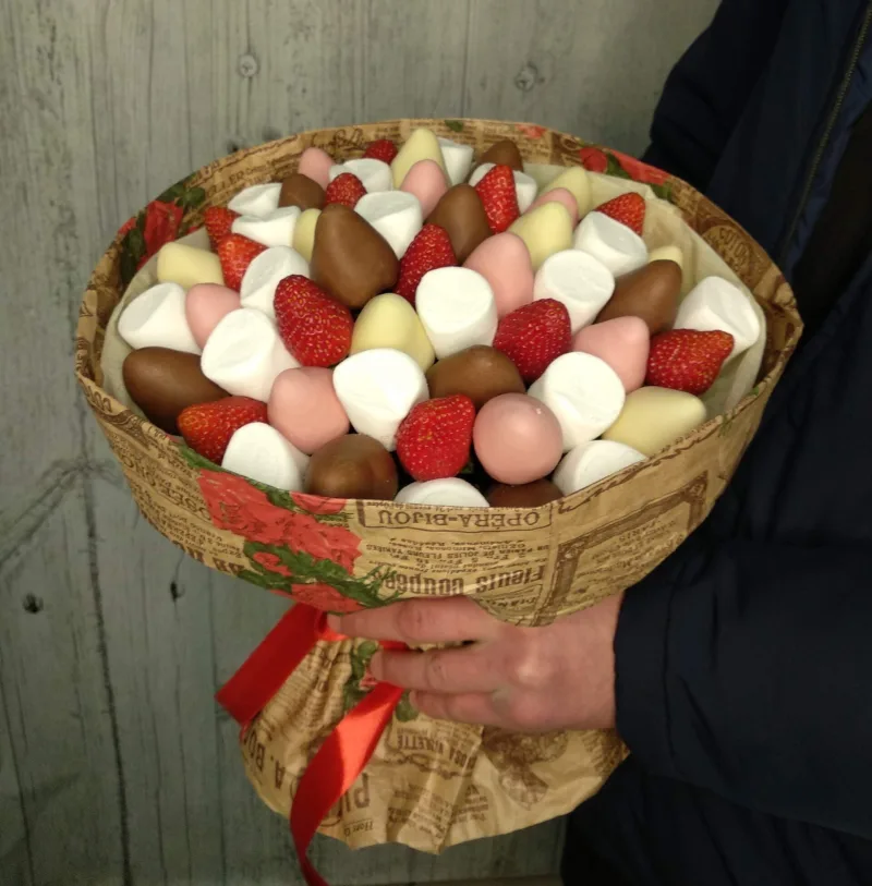 Букет из клубники в шоколаде и маршмэллоу