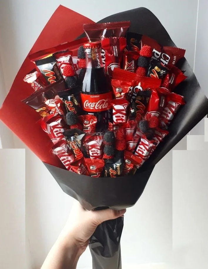 Букет из конфет и шоколада KitKat