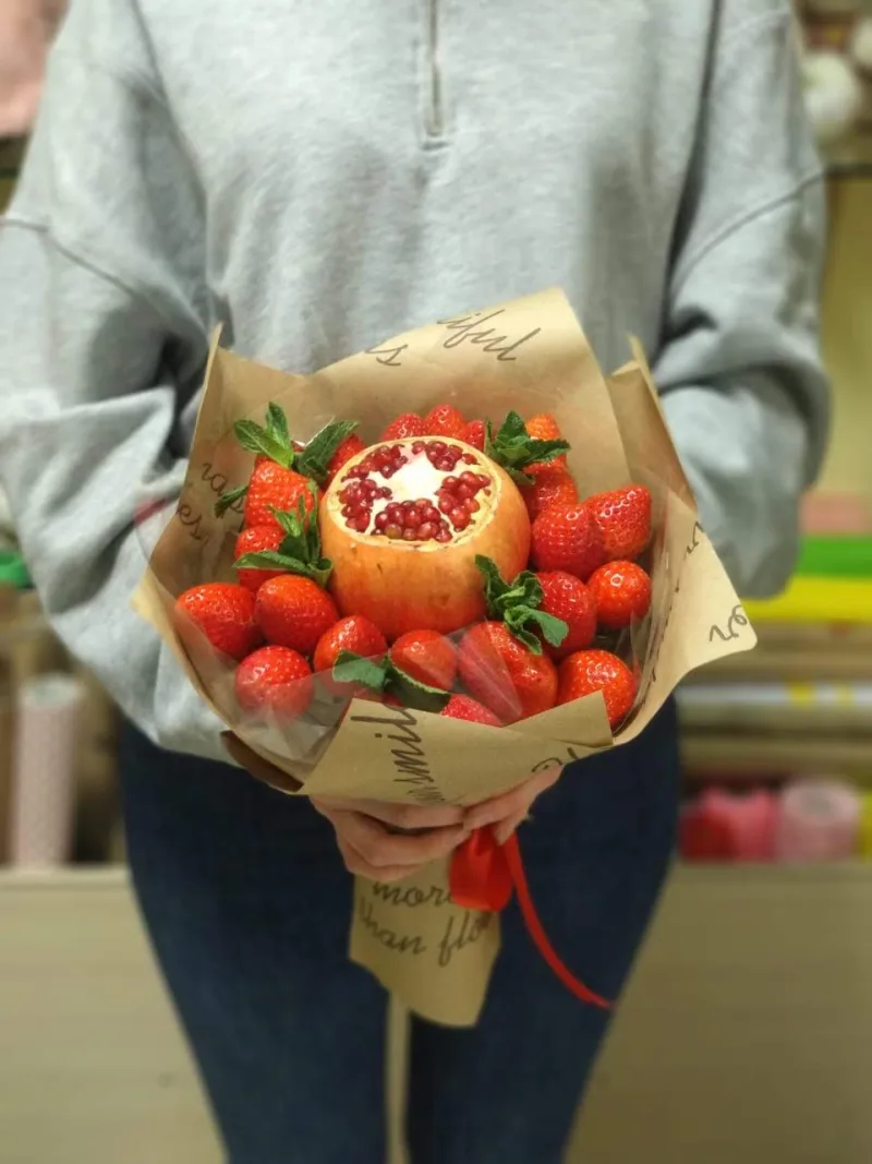 Клубничный букет с гранатом и мятой