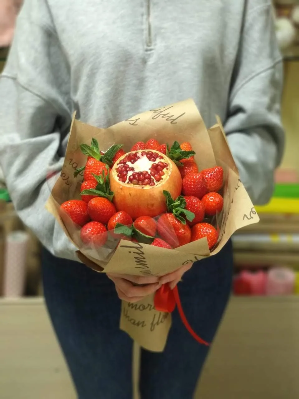 Клубничный букет с гранатом и мятой