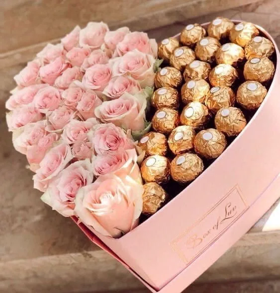 Коробка с розами и конфетами "Ferrero rocher"