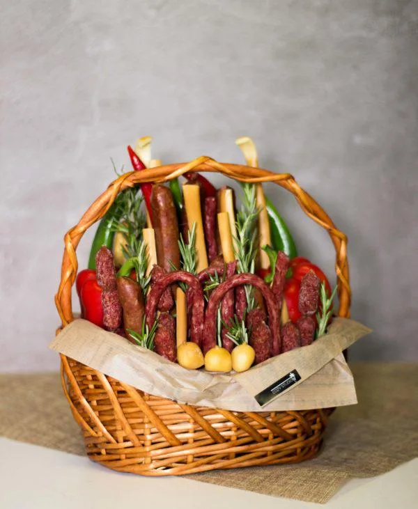 Мужская корзина с колбасой, сыром и перцем