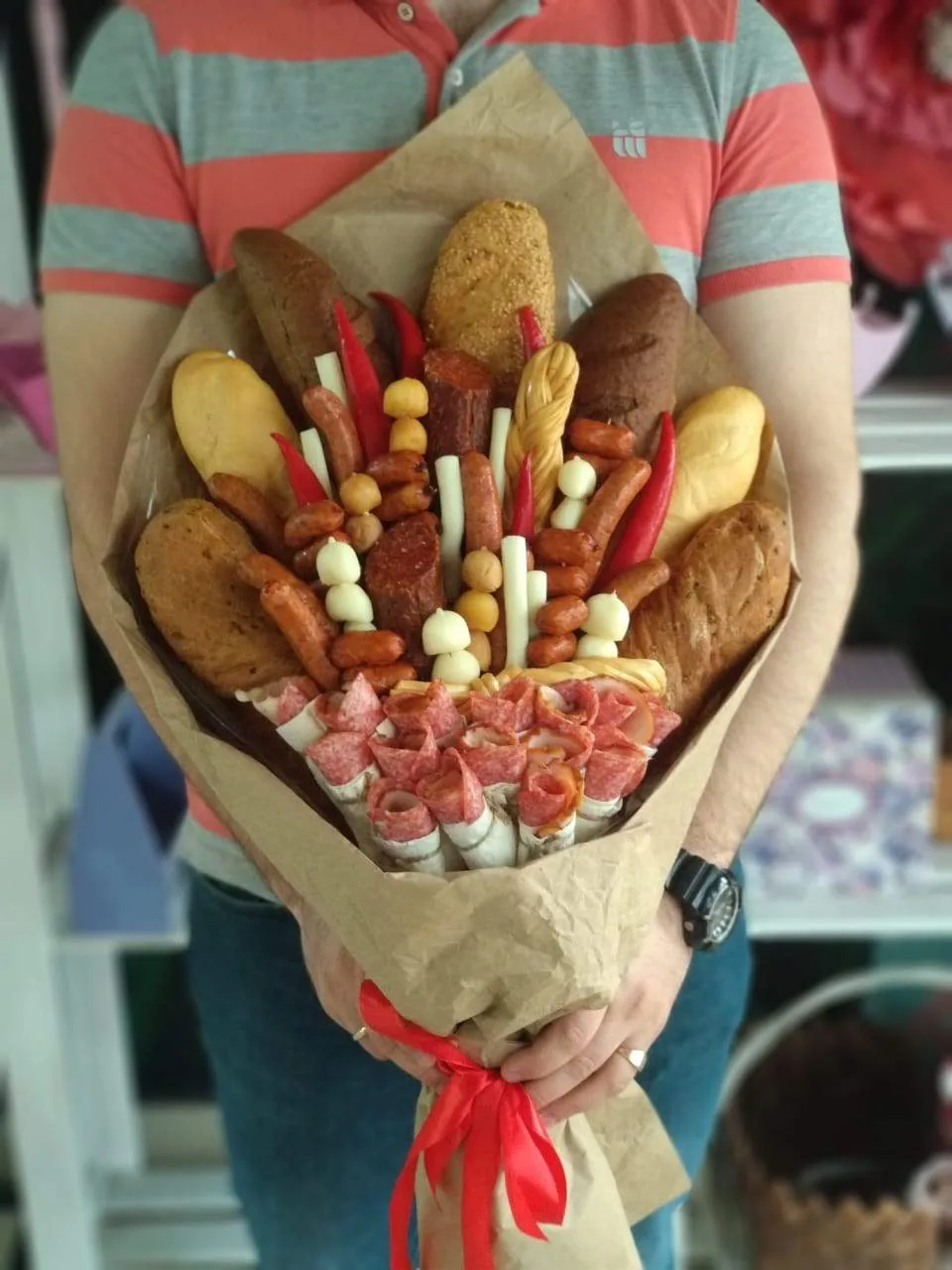 Мужской букет с колбасой, булками и перцем