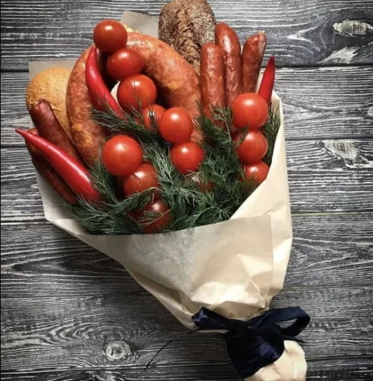 Мужской букет с колбасой и томатами