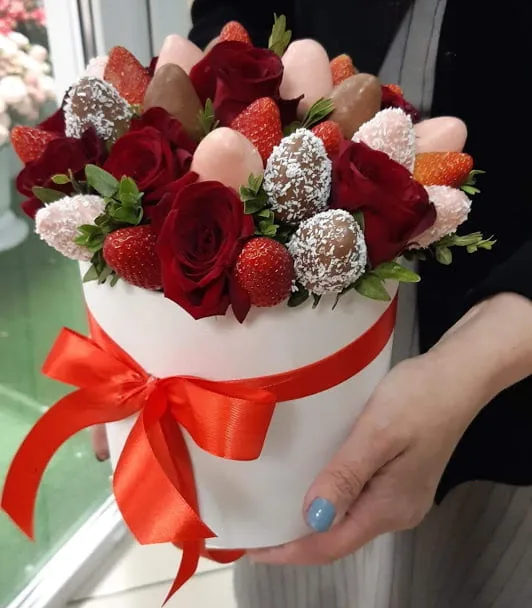 Шляпная коробка из свежей клубники в шоколаде и цветов
