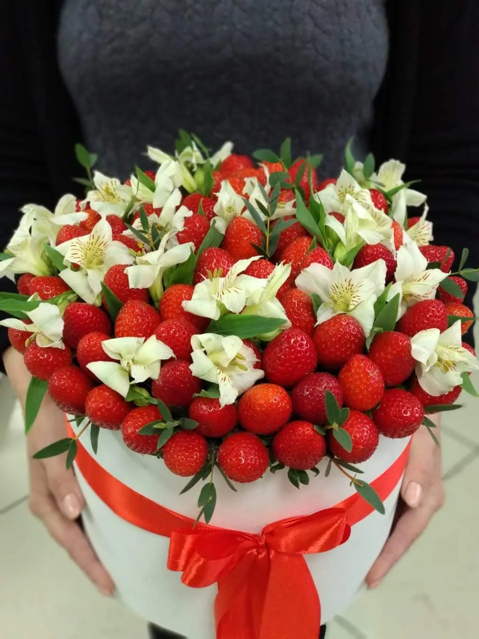 Шляпная коробка с клубникой и цветами