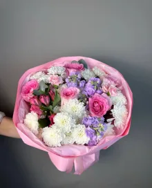 Сборный букет из хризантем, роз и альстромерий 