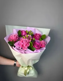 Сборный букет из роз и фиолетовой хризантемы