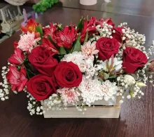 композиция с розой, хризантемой и гипсофилой