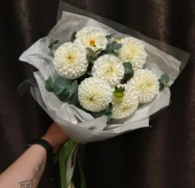 Георгины с эвкалиптом