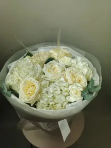 Розы с гортензиями
