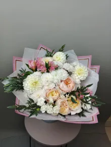 Сборный букет с георгинами и пионовидной розой