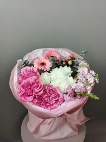 Букет с пионовидной розой и матиолой
