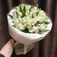 Букет белых альстромерий