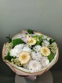 Сборный букет с хризантемой и герберами