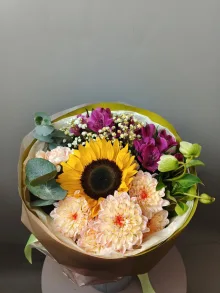 Сборный букет с подсолнухом