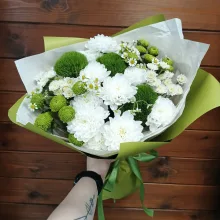 Букет хризантем с ромашками