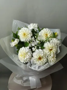 Букет с георгинами