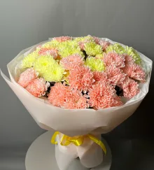 Букет из желтой и персиковой хризантемы