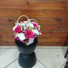 Сумка с розами и маттиолой 