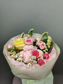 Сборный с хризантемой, розой и ромашкой