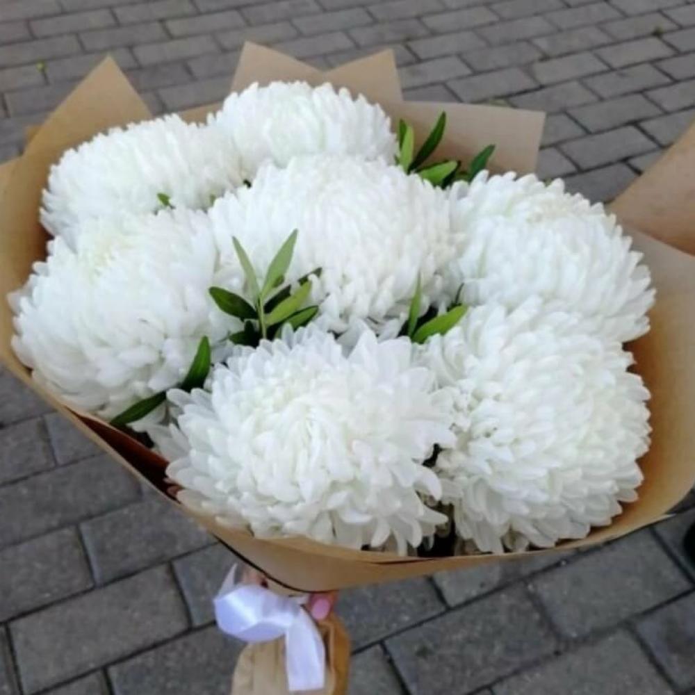 Заказать Букет из 7 одноголовых хризантем в оформлении в Омске | Магазин  цветов «‎ЛеаФлор»