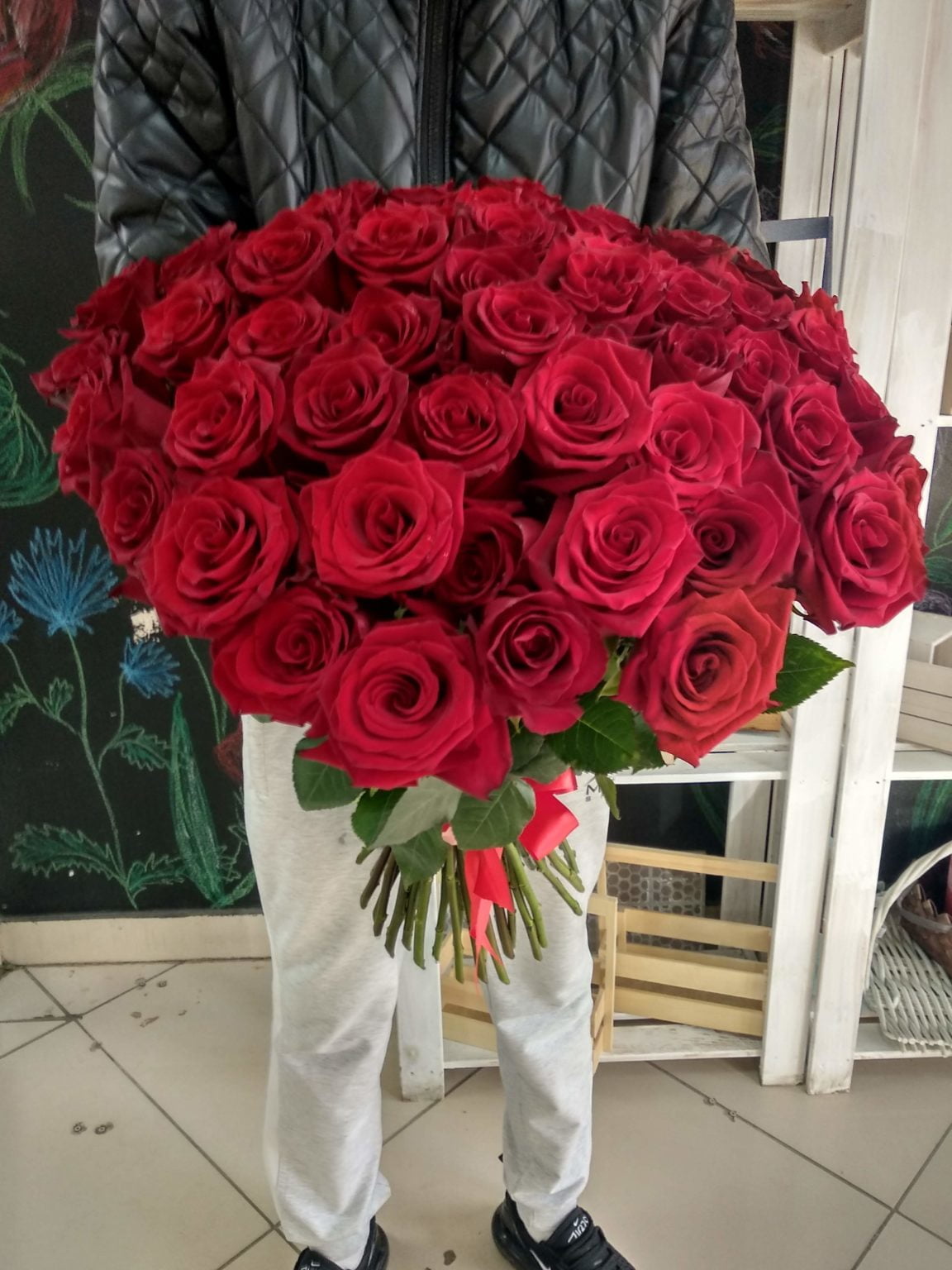 Заказать Букет из 51 красной розы "Эксплорер" 50 см в Омске | Магазин ...