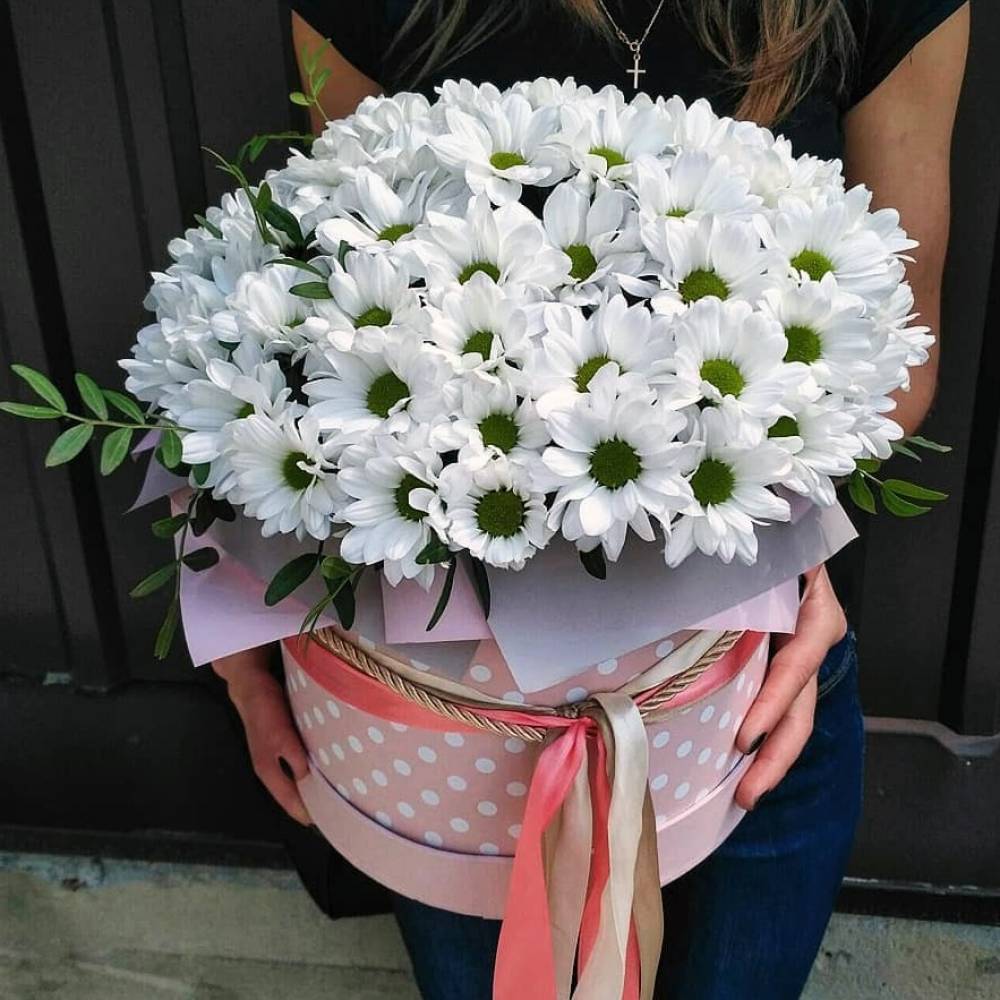 Заказать Коробка из 11 белых ромашковых хризантем в Омске | Магазин цветов  «‎ЛеаФлор»