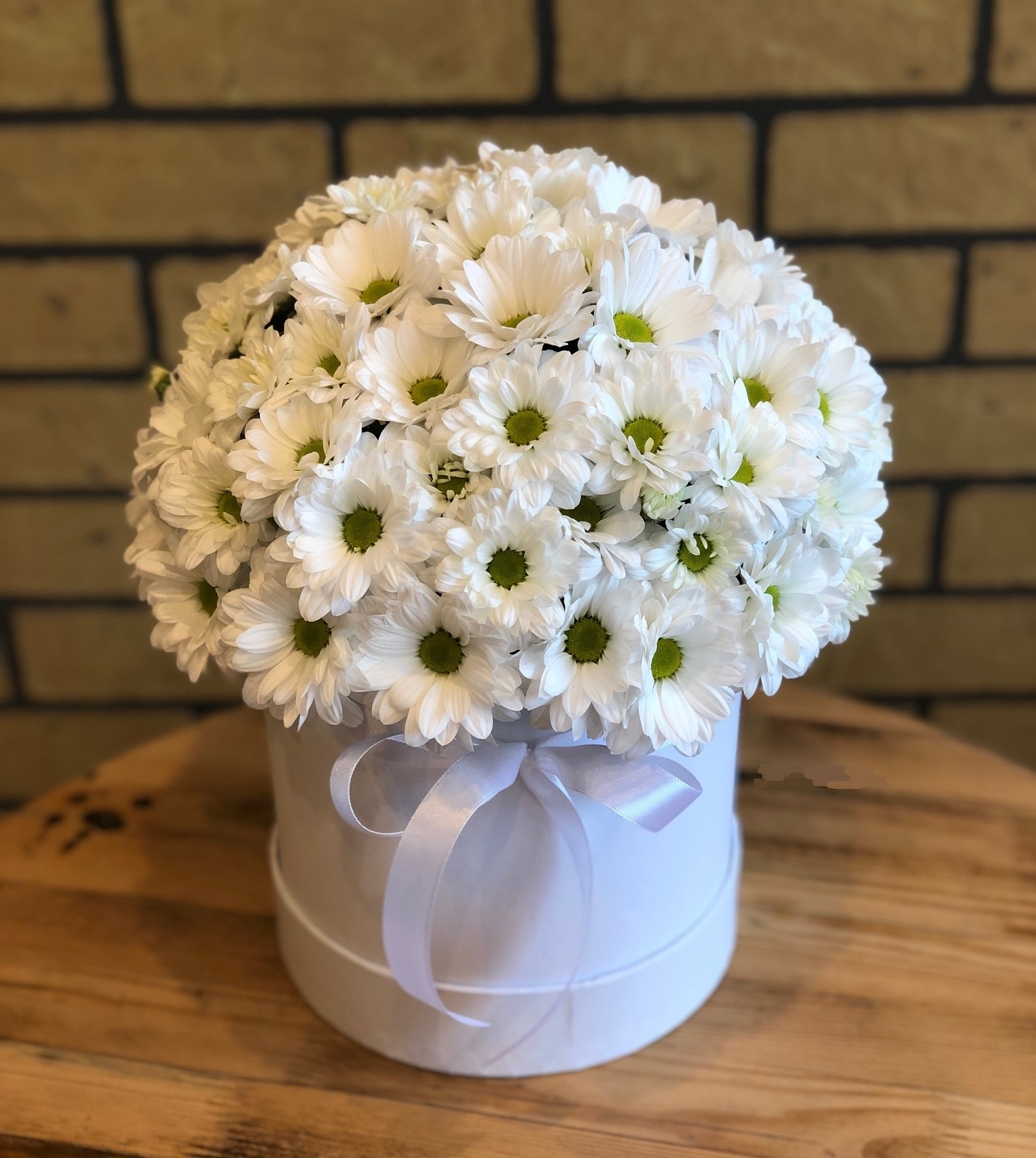 Заказать Коробка из 9 белых ромашковых хризантем в Омске | Магазин цветов  «‎ЛеаФлор»