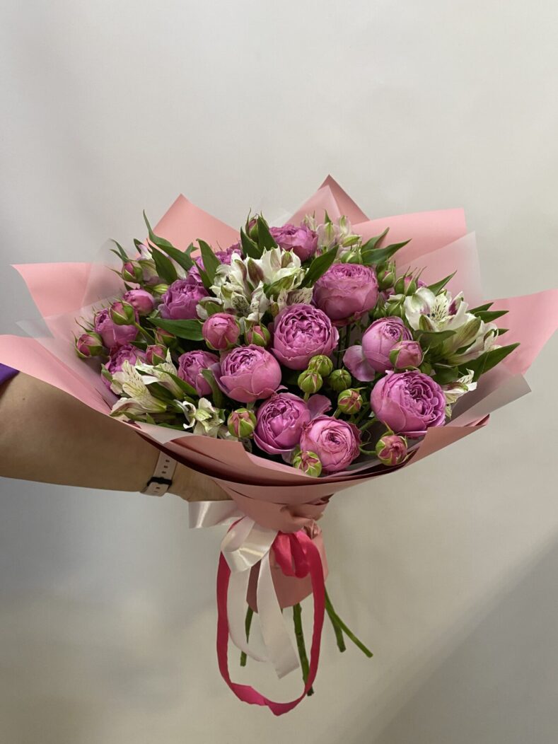 Доставка букетов в Омске. Букет с кустовой пионовидной розой и альстромерией в оформлении.