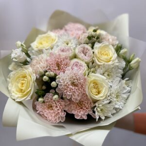 Букет с розой и хризантемой “Летний бриз”