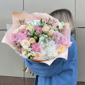 Букет с кустовой хризантемой , розой и эустомой