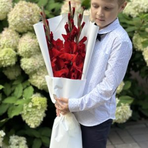 Букет цветов с гладиолусом в оформлении