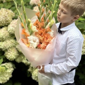 Букет цветов с гладиолусом